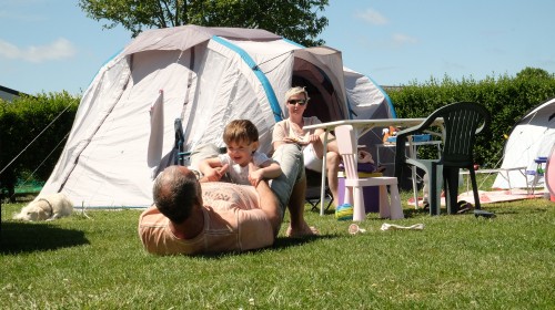 met het gezin op de camping