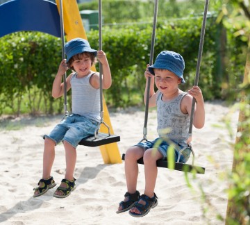 Jongens op de schommel