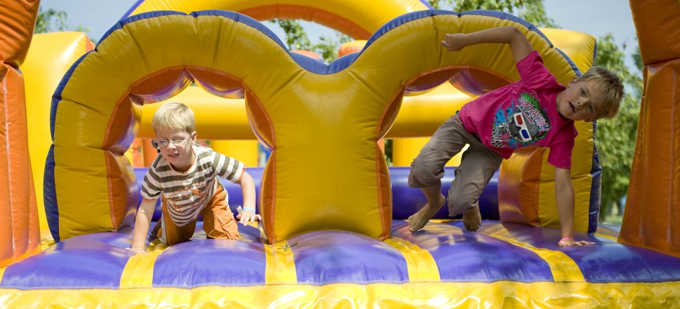Kinderen spelen op luchtkussen Kinderen spelen op luchtkussen