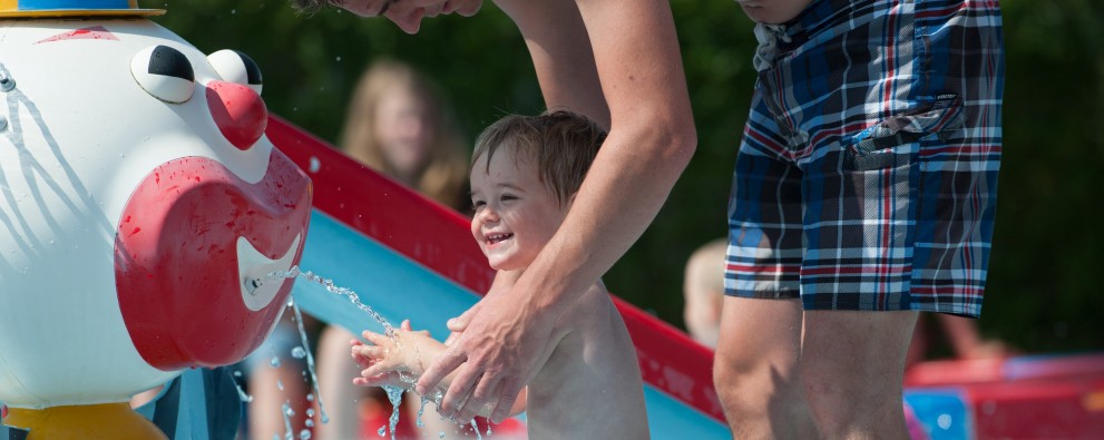 Vader en zoon kleuterbad.jpg Vader en zoon kleuterbad.jpg