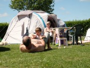 met het gezin op de camping