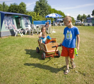 Skelter jonge kids op de camping