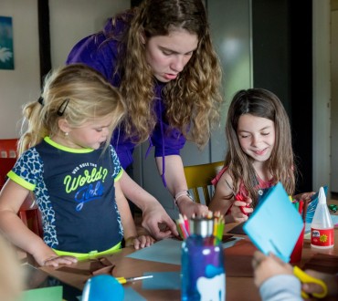 Animatie knutselclub kindvriendelijke camping