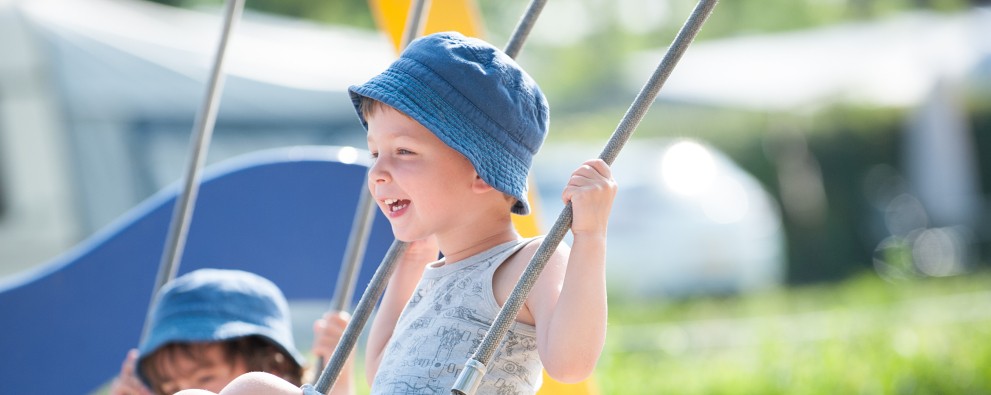 Manneke op schommel.jpg Manneke op schommel.jpg